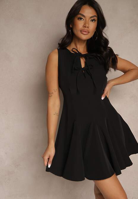 Czarna Sukienka Bez Rękawów o Rozkloszowanym Kroju Wiązana przy Dekolcie Hirkio