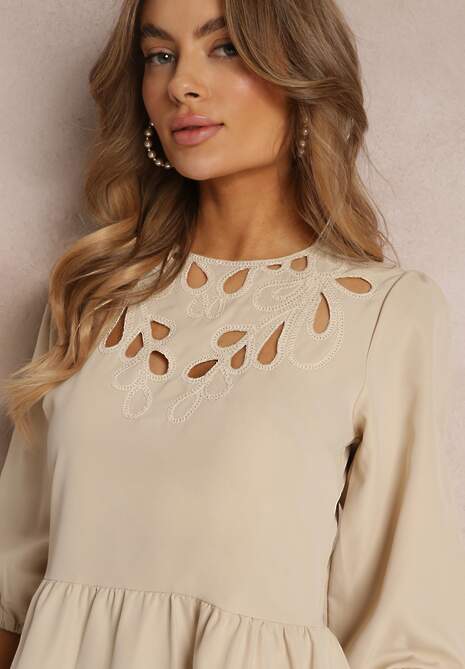 Beżowa Sukienka Mini z Ażurowym Dekoltem i Rękawem 3/4 Aphromia