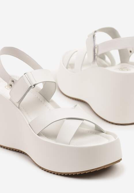 Białe Sandały na Koturnie ze Skrzyżowanymi Paskami Zapinane na Rzep Miranitia