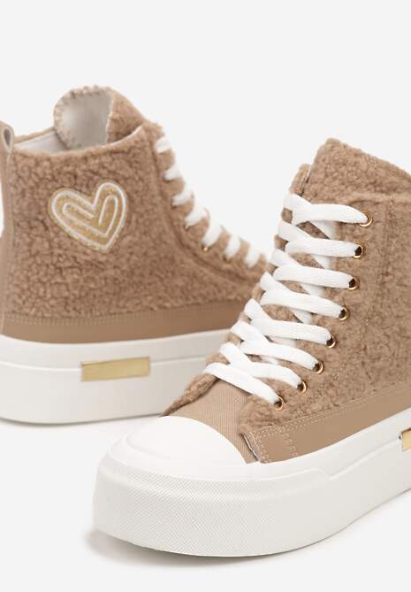 Ciemnobeżowe Futerkowe Trampki na Platformie z Ozdobną Naszywką w Kształcie Serca Aelinna