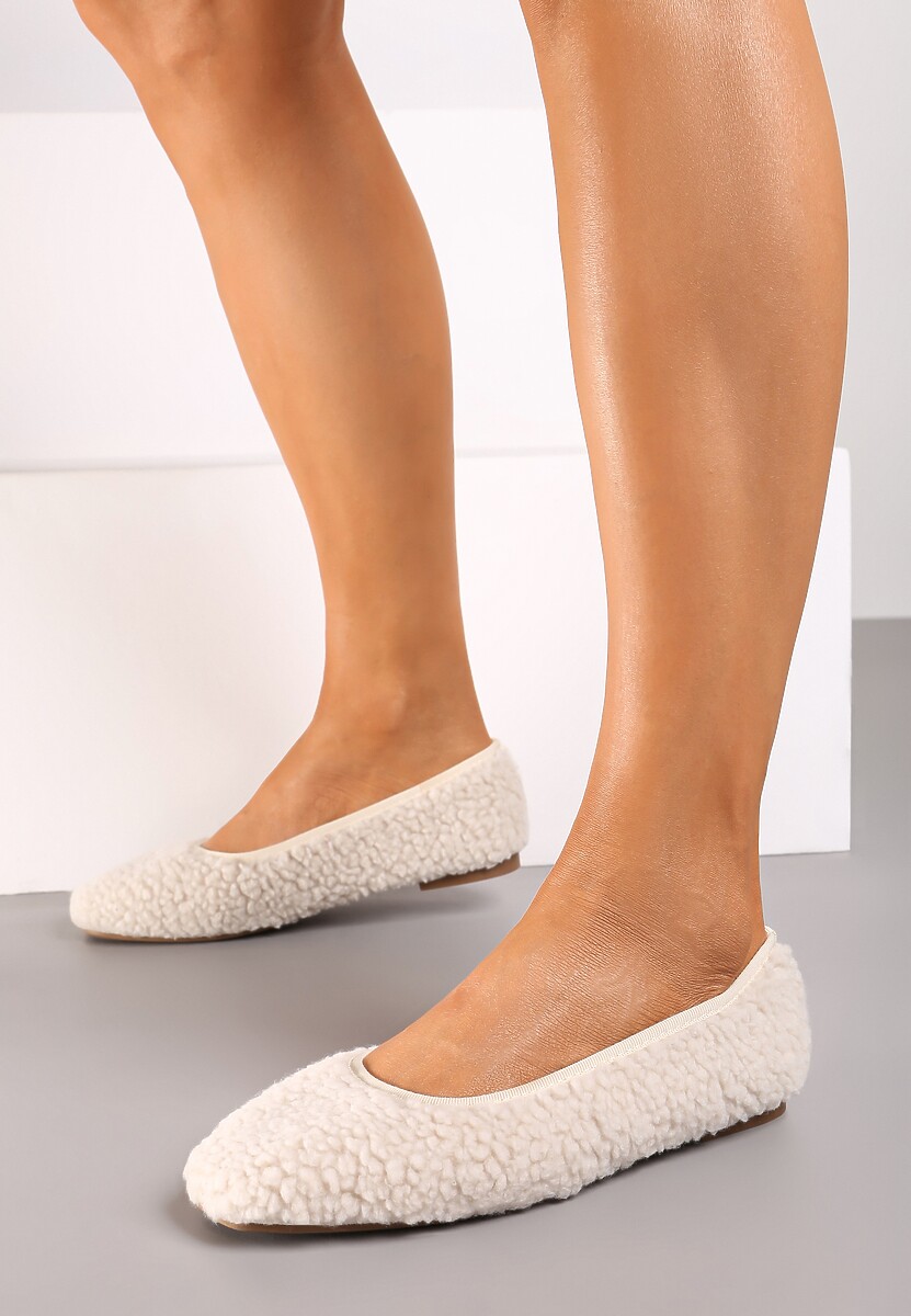 Jasnobeżowe Balerinki na Płaskiej Podeszwie z Futerkiem w Stylu Barankowym Zdobieniem Armegia