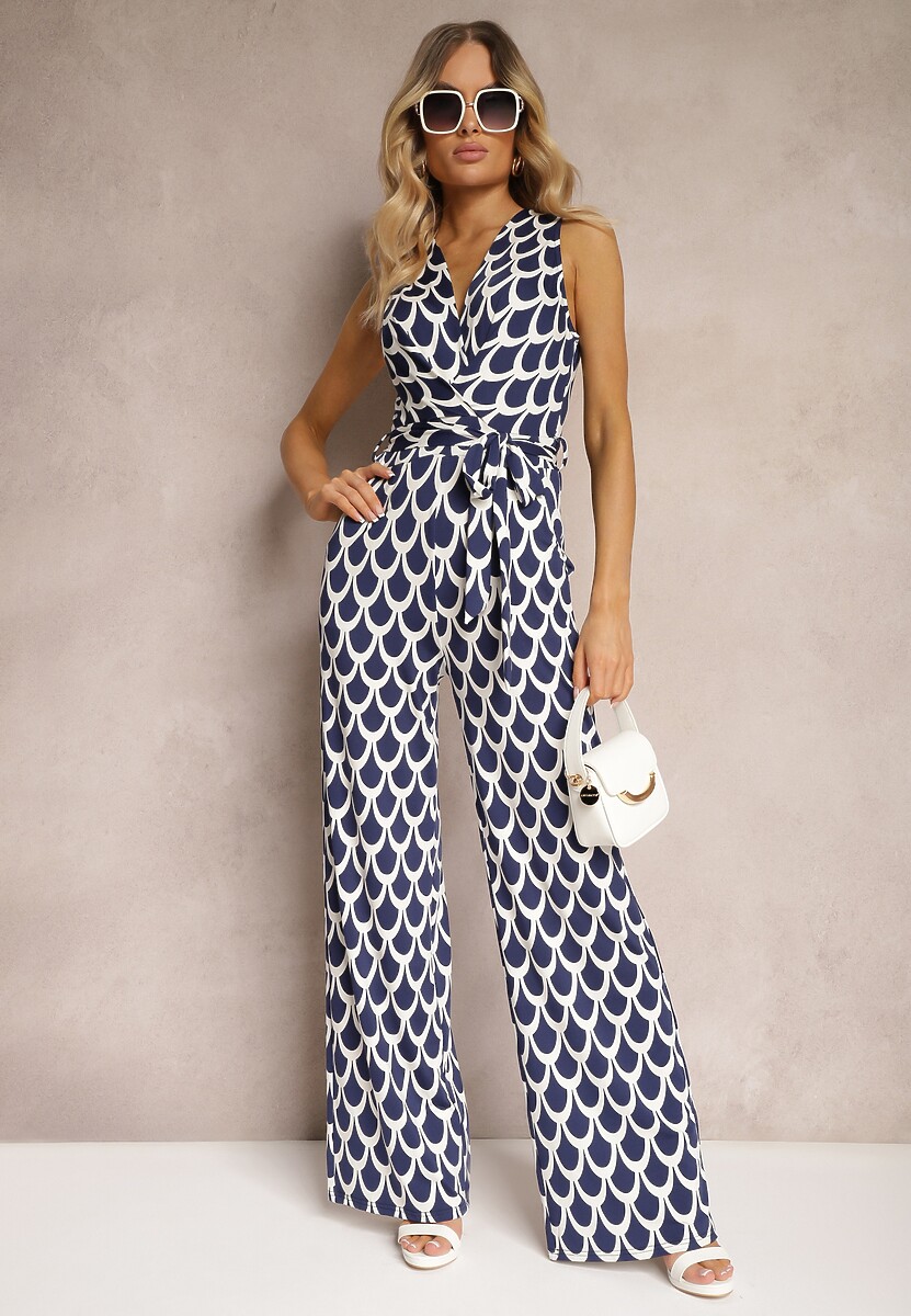 Granatowo-Biały Kombinezon o Taliowanym Kroju z Trójkątnym Dekoltem i Paskiem w Talii Geranea