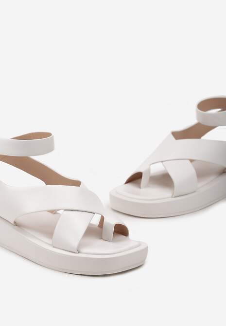 Białe Sandały na Niskiej Platformie w Stylu Japonek ze Sprzączką Upionne