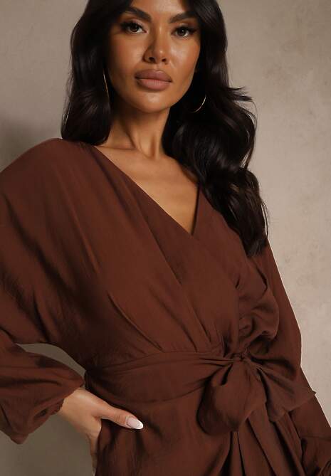 Brązowa Kopertowa Sukienka z Wiskozy z Bufiastymi Rękawami Wiązana w Talii Anevra