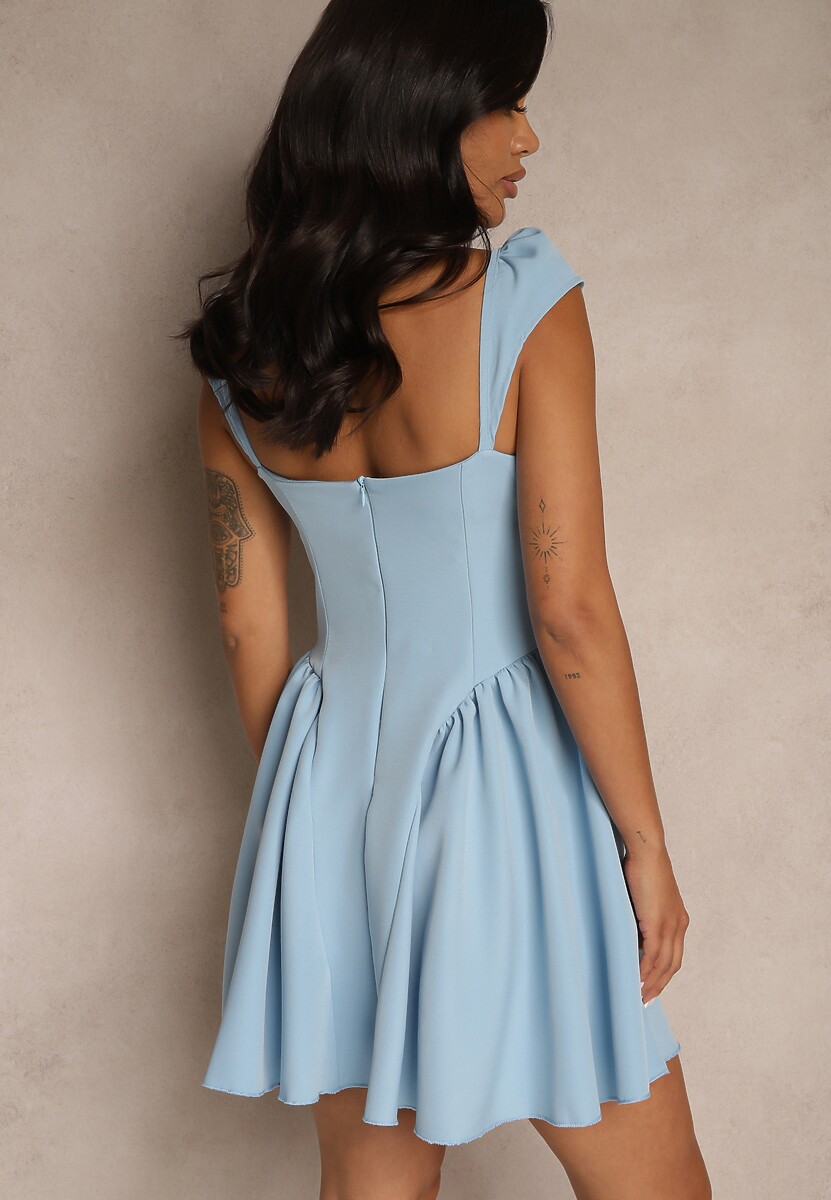 Niebieska Sukienka o Rozkloszowanym Kroju na Ramiączkach z Ozdobnym Dekoltem Salaviel