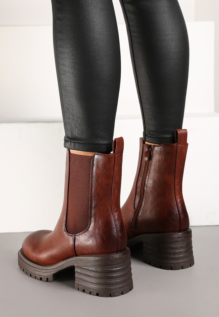 Brązowe Ocieplone Botki na Słupku w Stylu Sztybletów Ozdobione z Boku Gumką Crethea