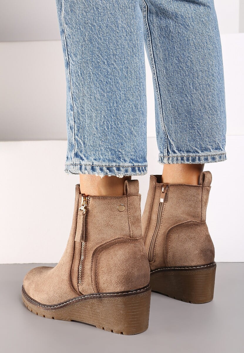 Ciemnobeżowe Botki na Klasycznym Koturnie Ozdobione Suwakiem Berilira