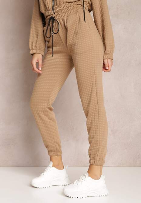 Ciemnobeżowe Spodnie Dresowe z Tłoczeniem Alase