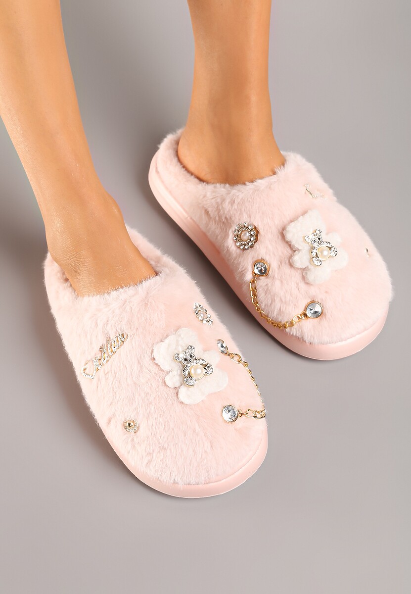 Ciemnobeżowe Wsuwane Kapcie z Futerkiem Ozdobione Metalowymi Aplikacjami Reandwenna