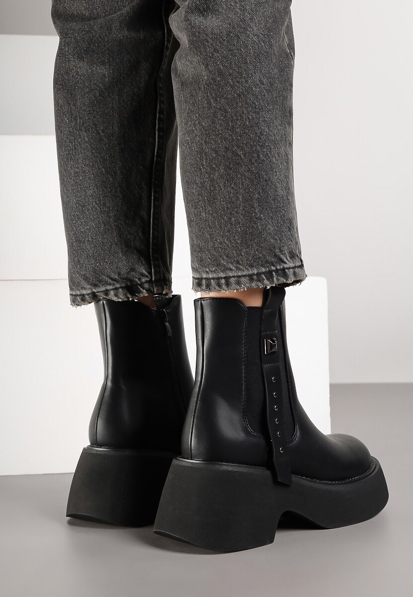 Czarne Botki Typu Sztyblety na Grubej Podeszwie Zdobione Nitami przy Cholewce Tularina