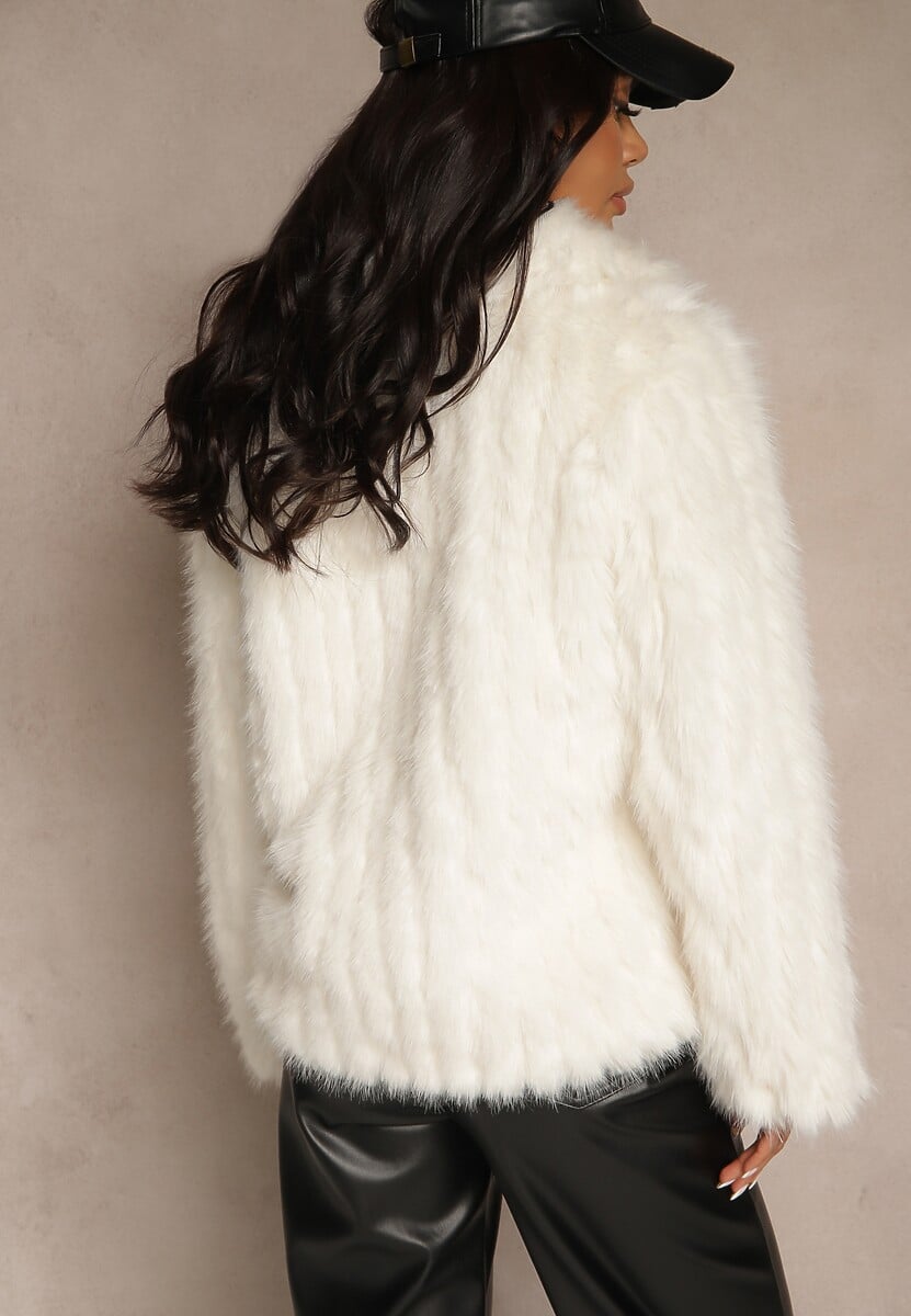 Jasnobeżowa Krótka Kurtka Futerko o Jednorzędowym Kroju z Kołnierzem Alindrie