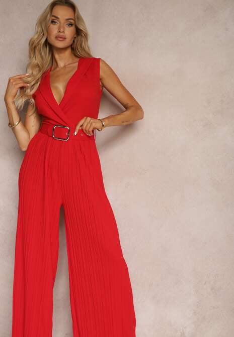 Czerwony Kombinezon z Trójkątnym Dekoltem i Szerokimi Plisowanymi Nogawkami z Paskiem Moncilla