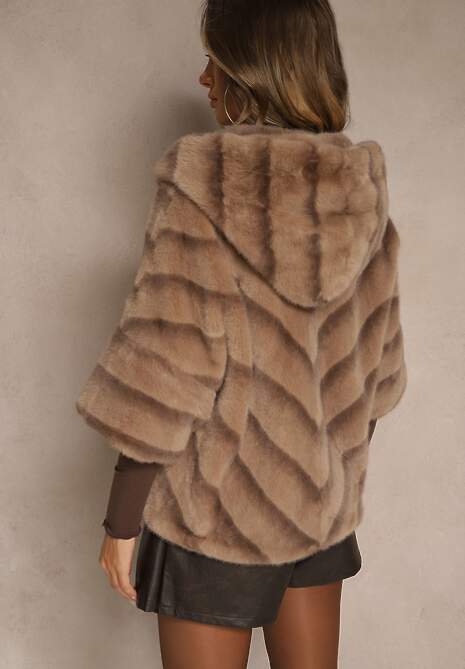 Beżowa Kurtka Futrzana o Kroju Oversize z Kapturem i Rękawami 3/4 Titene