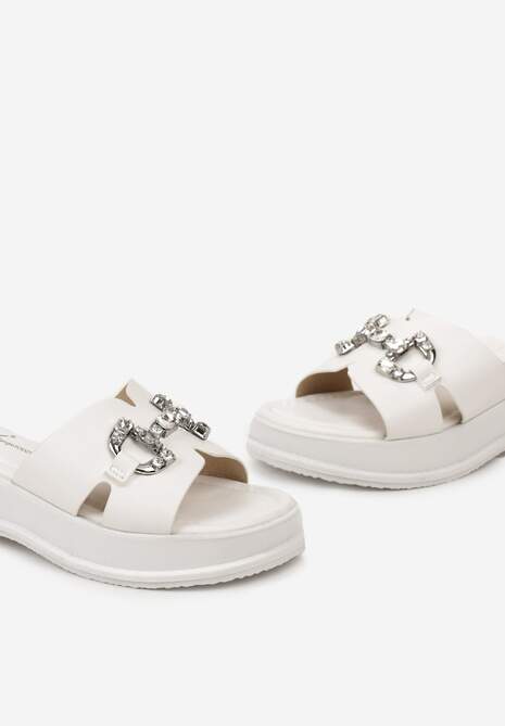 Białe Klapki Ozdobione Klamerką z Cyrkoniami na Platformie Beninna