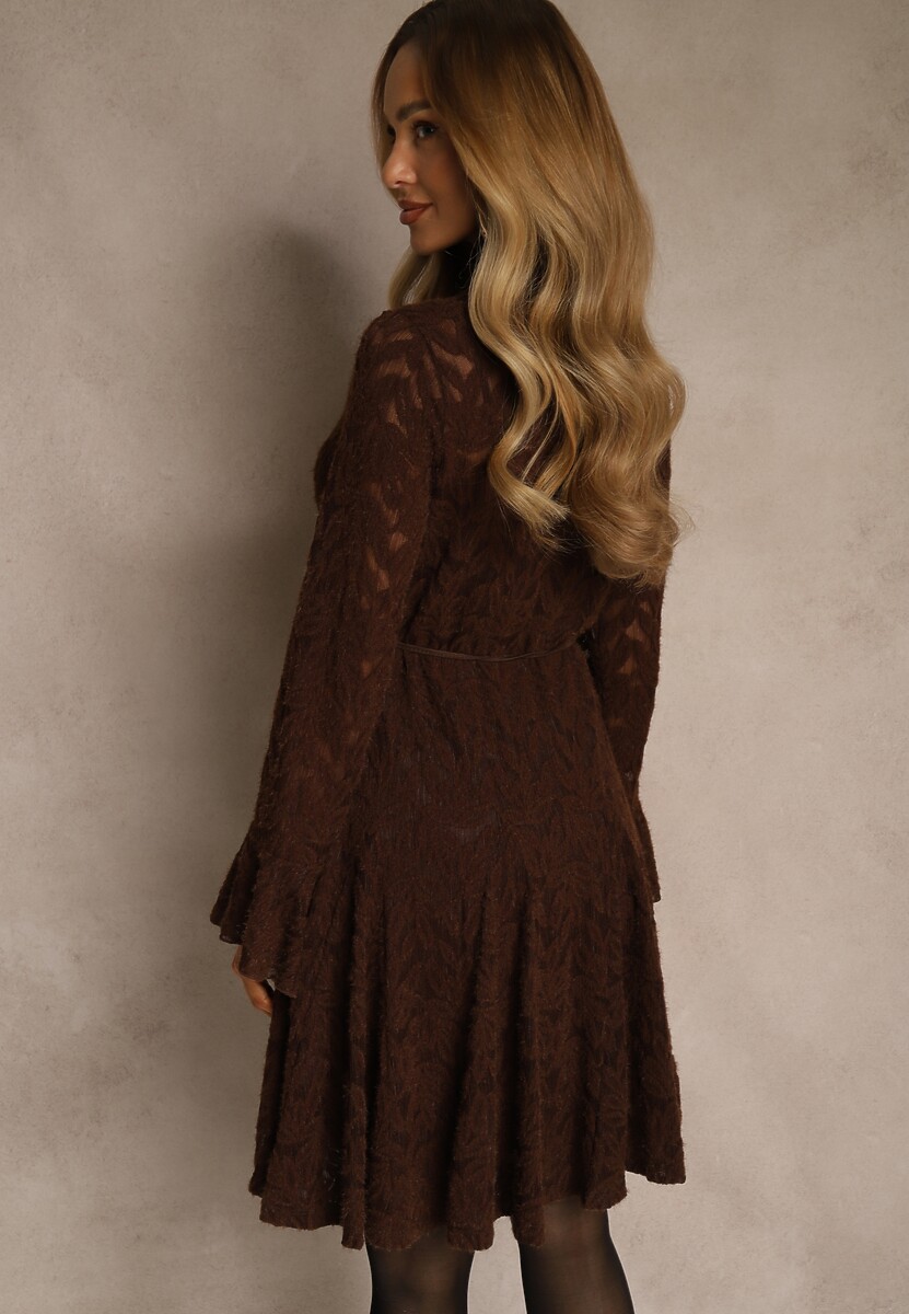 Brązowa Sukienka ze Stójką z Koronki Zdobiona Wiązaniem w Talii i Falbanami Elarassa