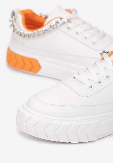 Biało-Pomarańczowe Sneakersy na Tłoczonej Platformie Ozdobione Łańcuchem Jaihini
