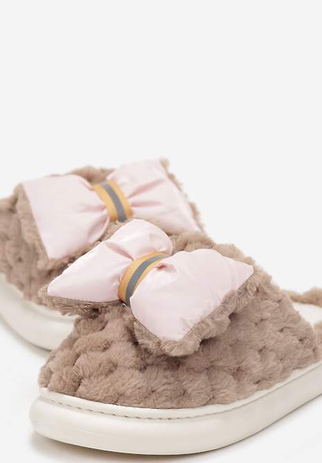 Ciemnobeżowe Ciepłe Kapcie Futrzane Ozdobione Tłoczeniem i Kokardką Davelle