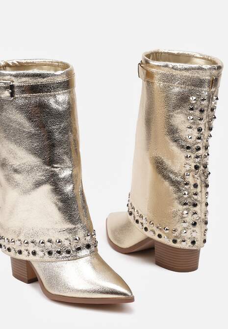 Złote Kozaki Kowbojki na Słupku Ozdobione Klamrą Ćwiekami i Wywiniętą Cholewką Izavira