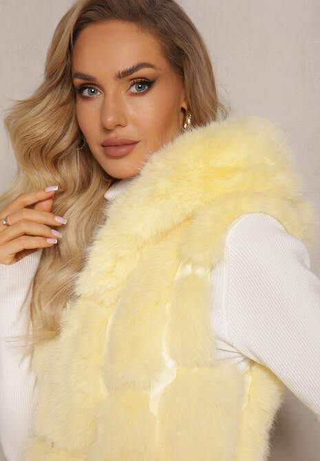 Żółta Futrzana Kamizelka z Kapturem Konessa