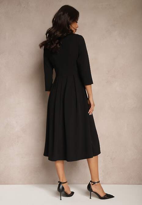 Czarna Sukienka o Rozkloszowanym Kroju z Ozdobnymi Przeszyciami Reanelis