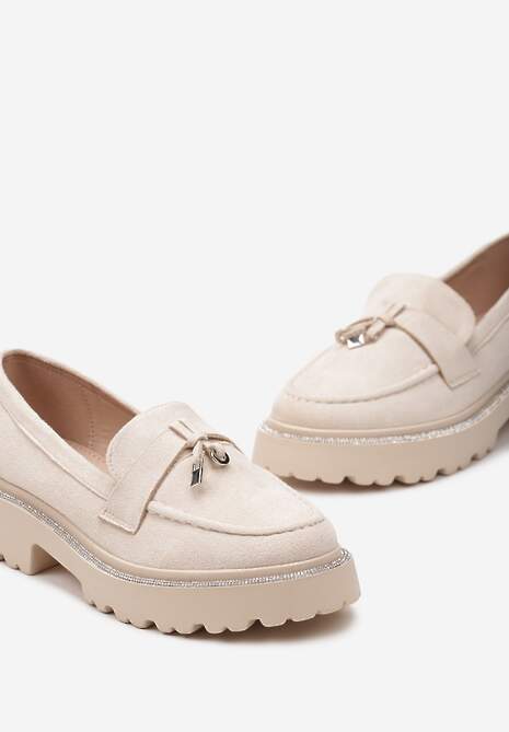 Beżowe Mokasyny na Grubej Podeszwie z Paskiem z Cyrkonii i Metaliczną Zawieszką Vortisa