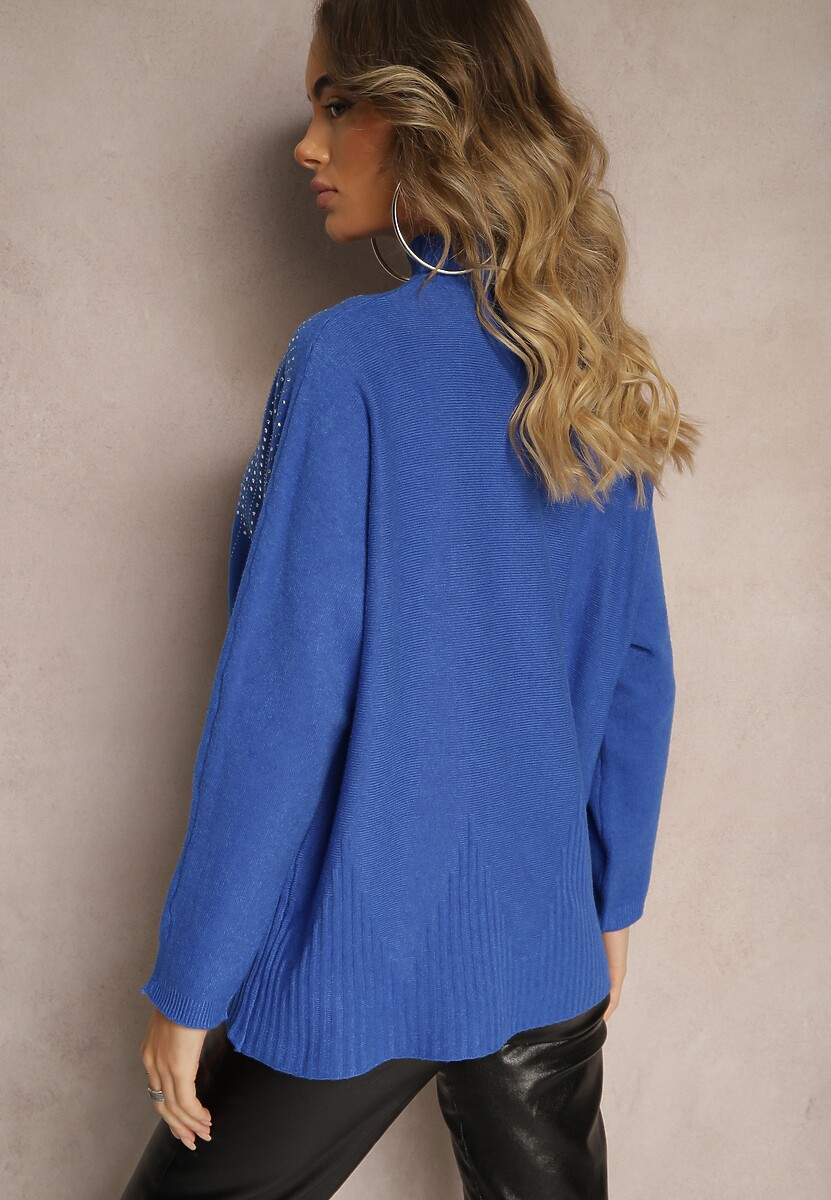 Niebieski Golf o Kroju Oversize z Eleganckim Cyrkoniowym Zdobieniem przy Dekolcie Melirra