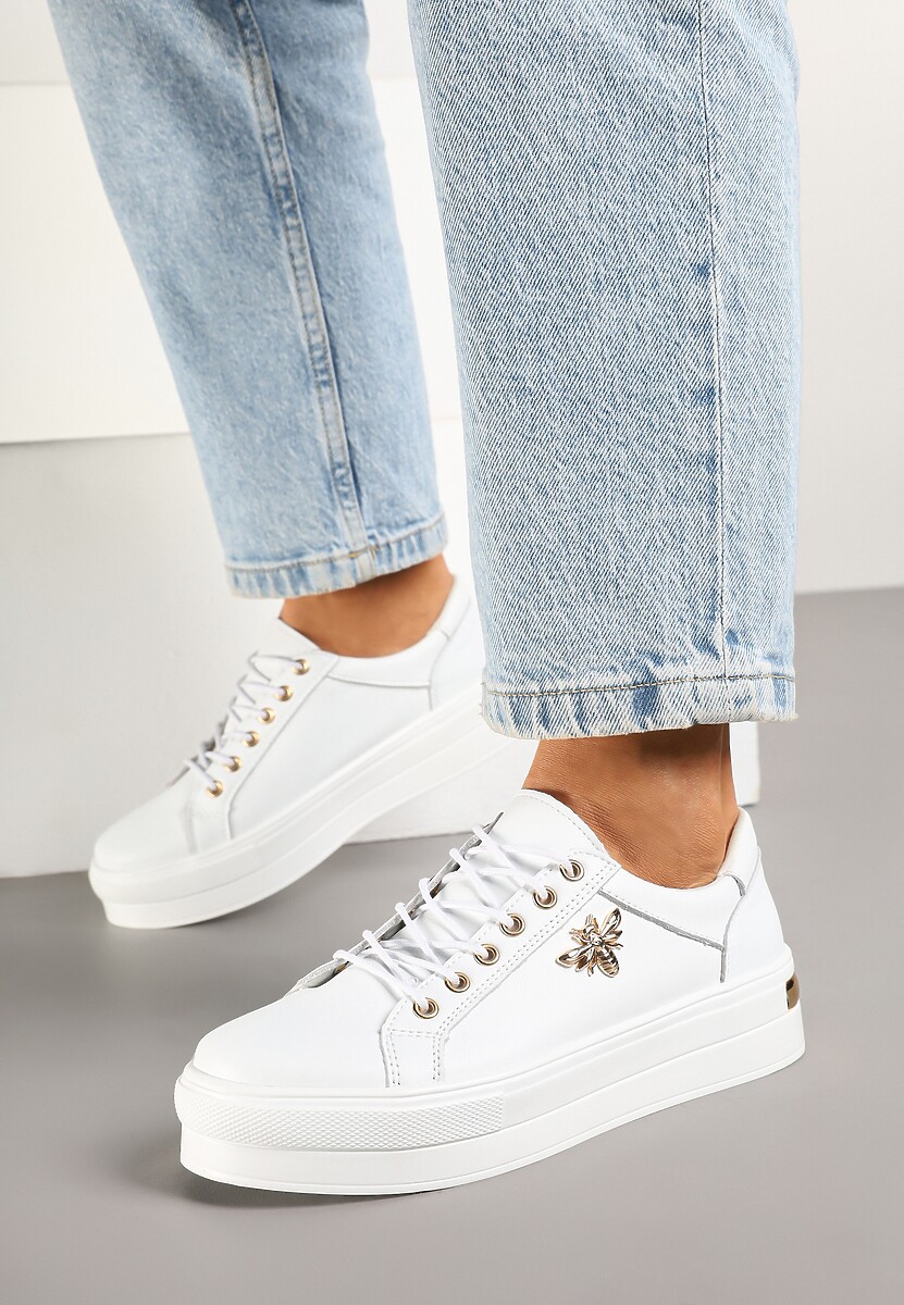 Biało-Złote Skórzane Sneakersy na Grubej Podeszwie z Przeszyciami i Broszką Nirnile