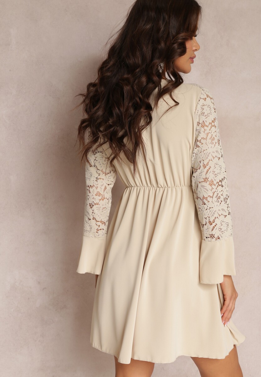 Beżowa Sukienka Mini z Gumką w Pasie i Koronkowymi Rękawami Cobham