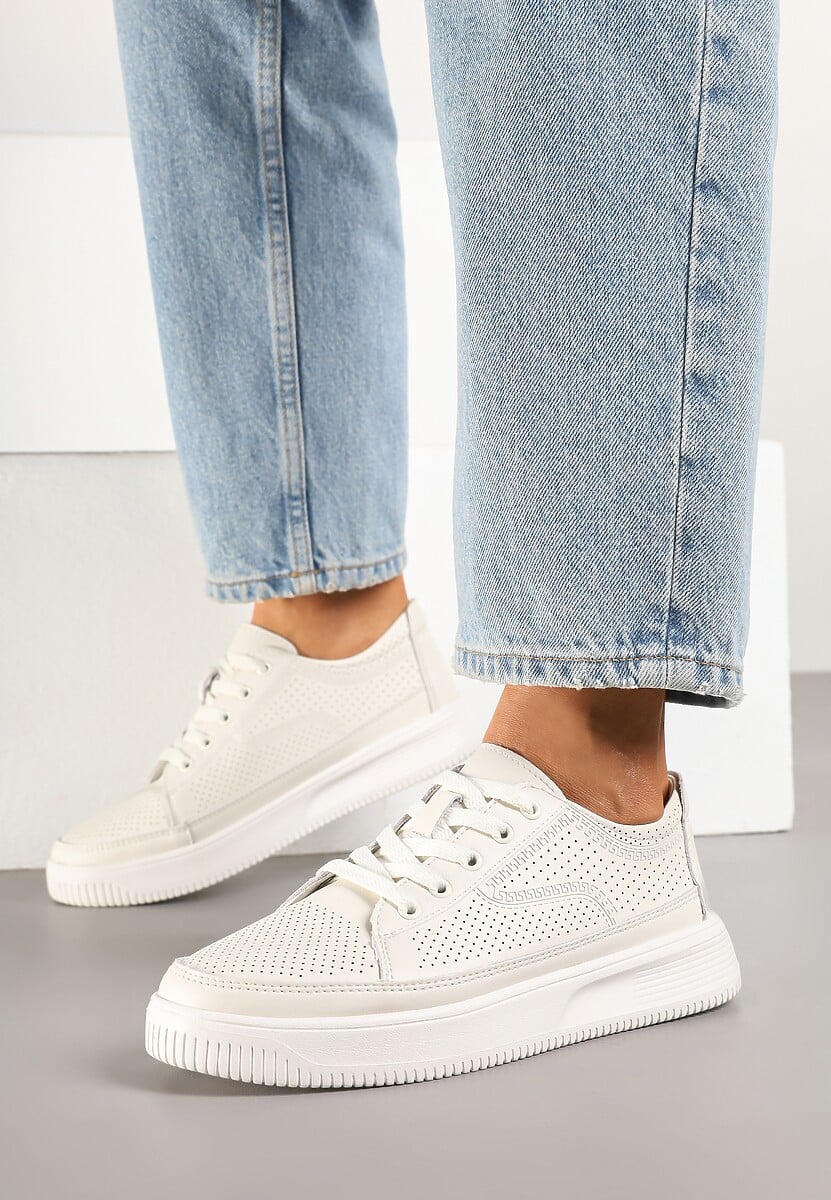Białe Sneakersy ze Skóry Naturalnej z Perforacją na Niskiej Platformie Melanitia