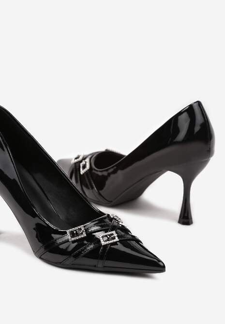 Czarne Szpilki Lakierowane z Klamrami na Paskach Betirya