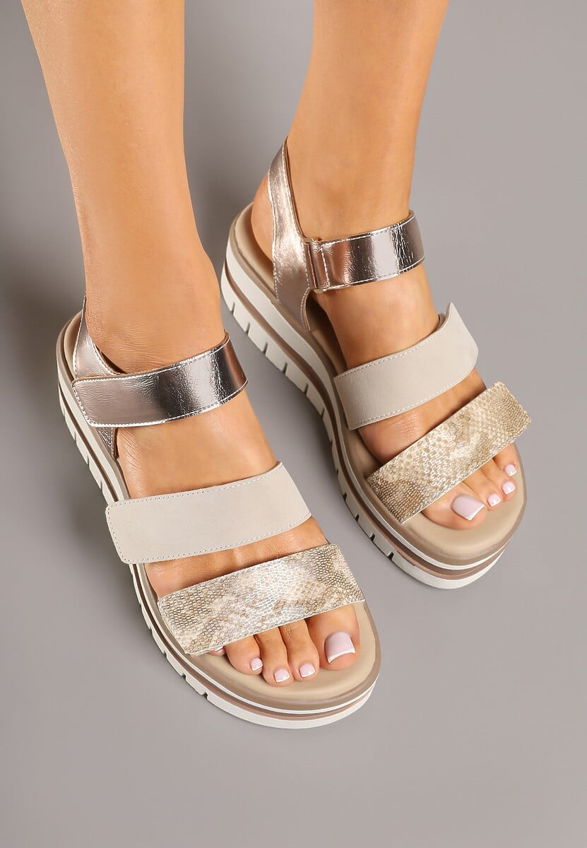 Beżowe Sandały na Niskiej Tłoczonej Platformie z Metalicznym Wykończeniem Weonea