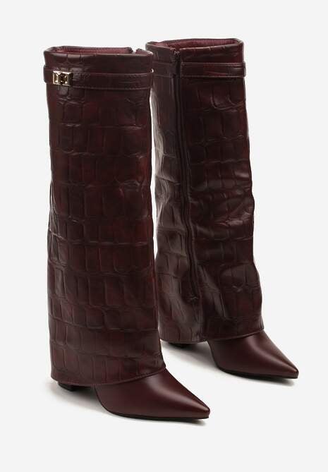 Bordowe Kozaki na Słupku Ozdobione Klamrą i Wywiniętą Cholewką z Tłoczeniem Latelia