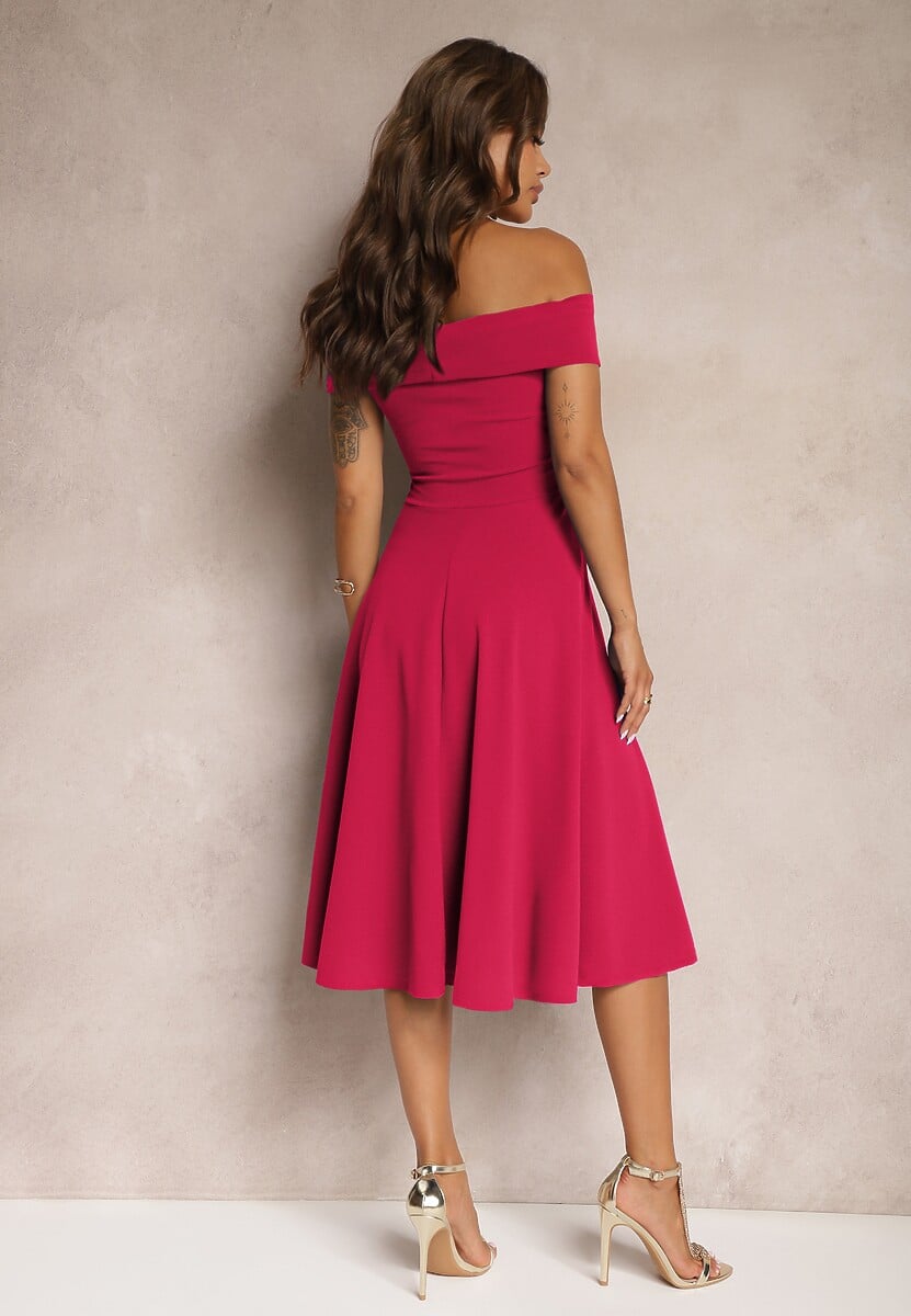 Fuksjowa Sukienka z Hiszpańskim Dekoltem o Rozkloszowanym Kroju Pelorea