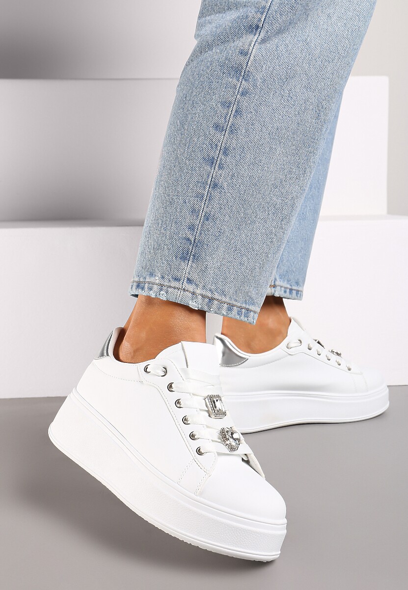 Biało-Srebrne Sneakersy z Biżuteryjnymi Aplikacjami i Platformą Tanami