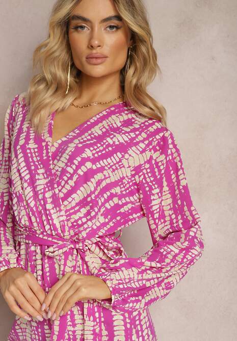 Fioletowa Długa Kopertowa Sukienka z Abstrakcyjnym Motywem i Paskiem w Talii Delphinna