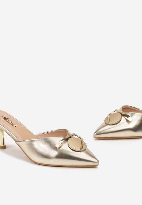 Złote Klapki na Niskiej Szpilce z Metaliczną Aplikacją Freeama