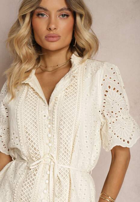 Jasnobeżowa Sukienka Boho z Bawełny Ozdobiona Ażurowym Wzorem Falbaną i Przewiązana Paskiem Nelah