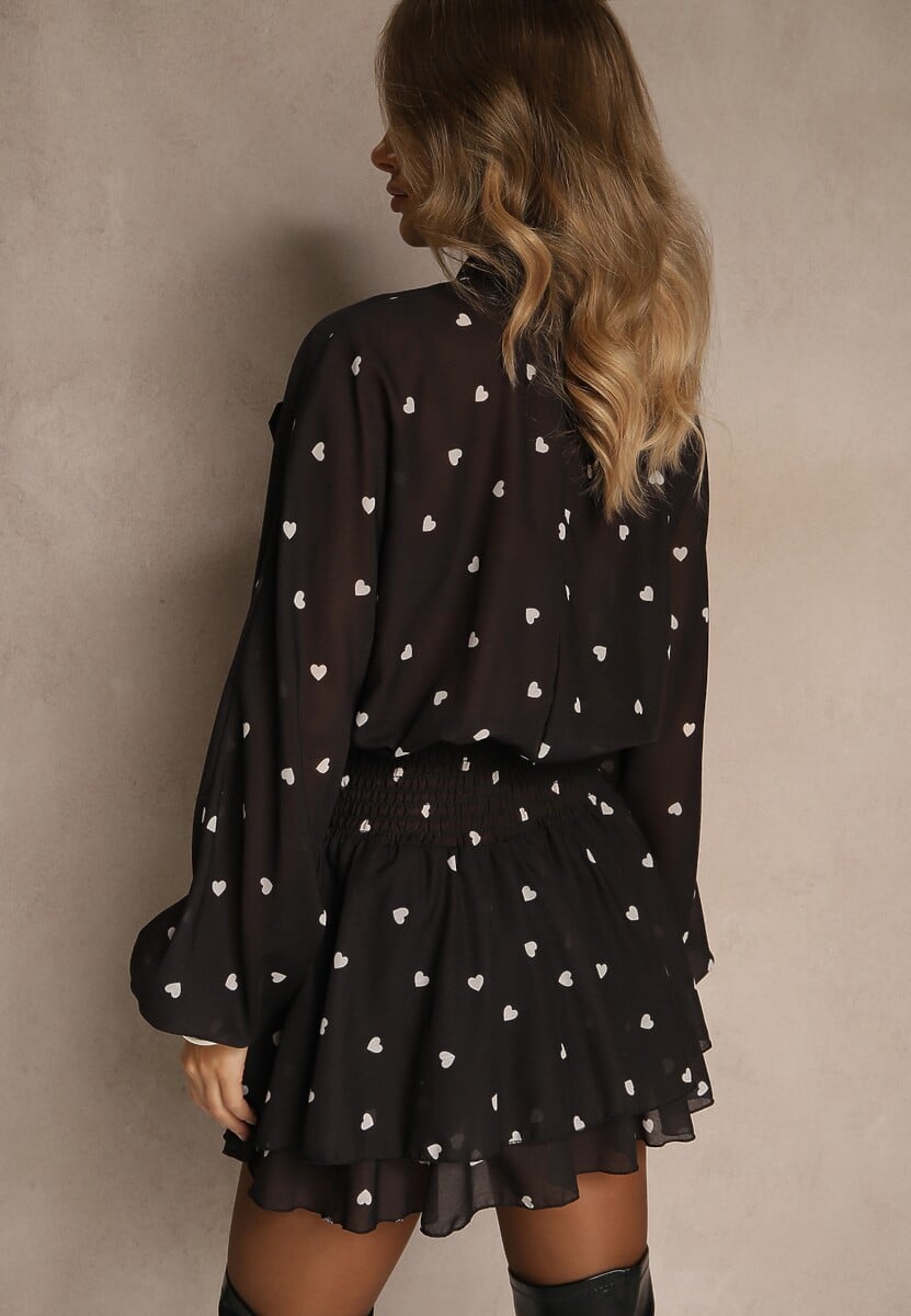 Czarna Sukienka o Rozkloszowanym Kroju z Nietoperzowymi Rękawami i Wiązaniem Mironaria