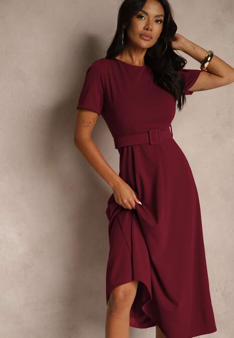 Bordowa Sukienka o Rozkloszowanym Kroju z Ozdobnym Paskiem Desiliena