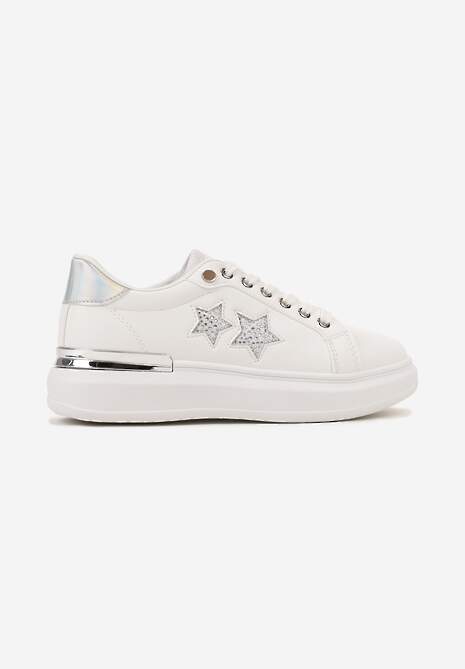 Białe Sneakersy na Płaskiej Podeszwie Ozdobione Metalicznymi Elementami i Wstawkami Kalelia