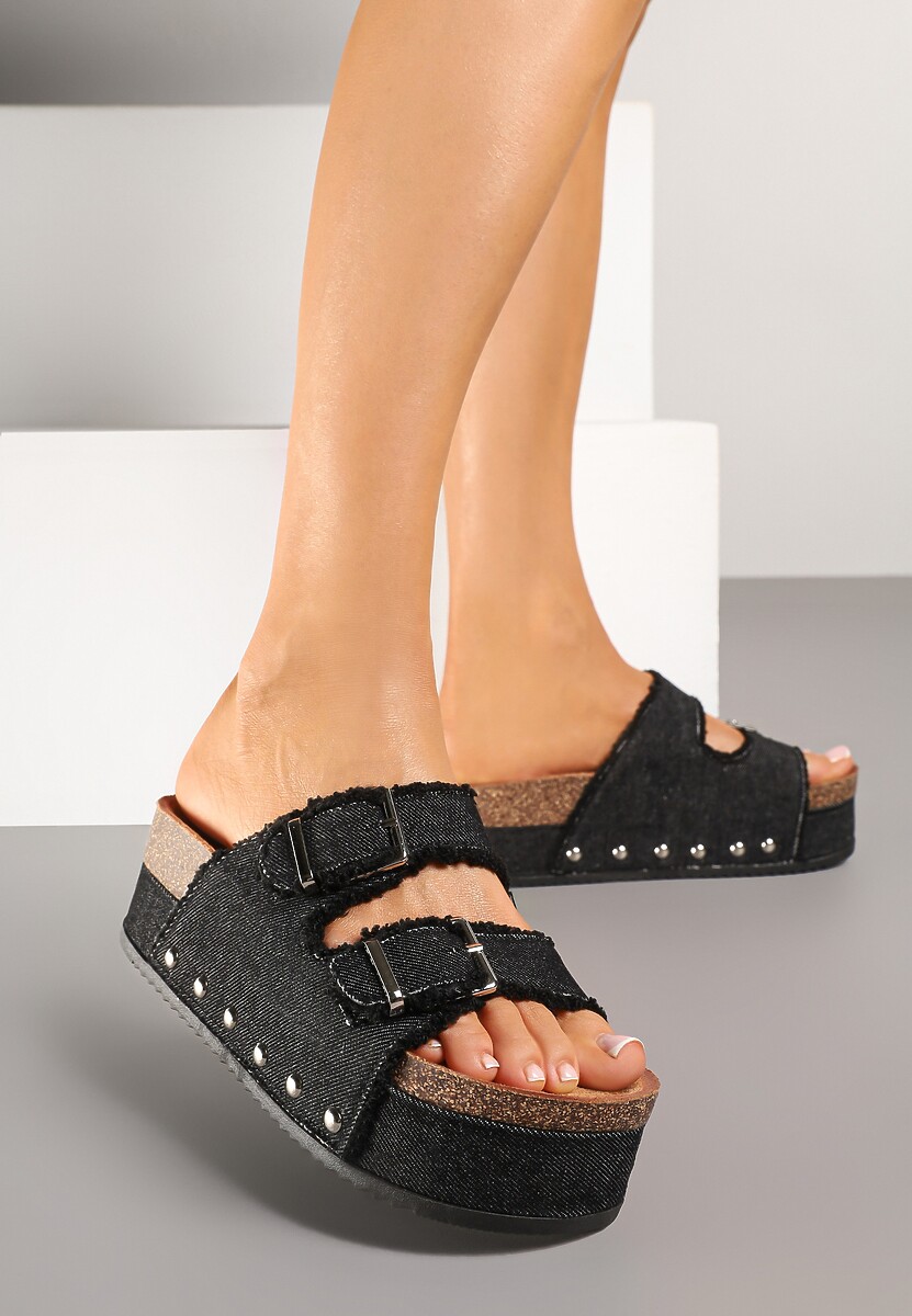 Czarne Klapki na Platformie z Korka z Postrzępionymi Paskami Klamrami i Nitami Zelirene