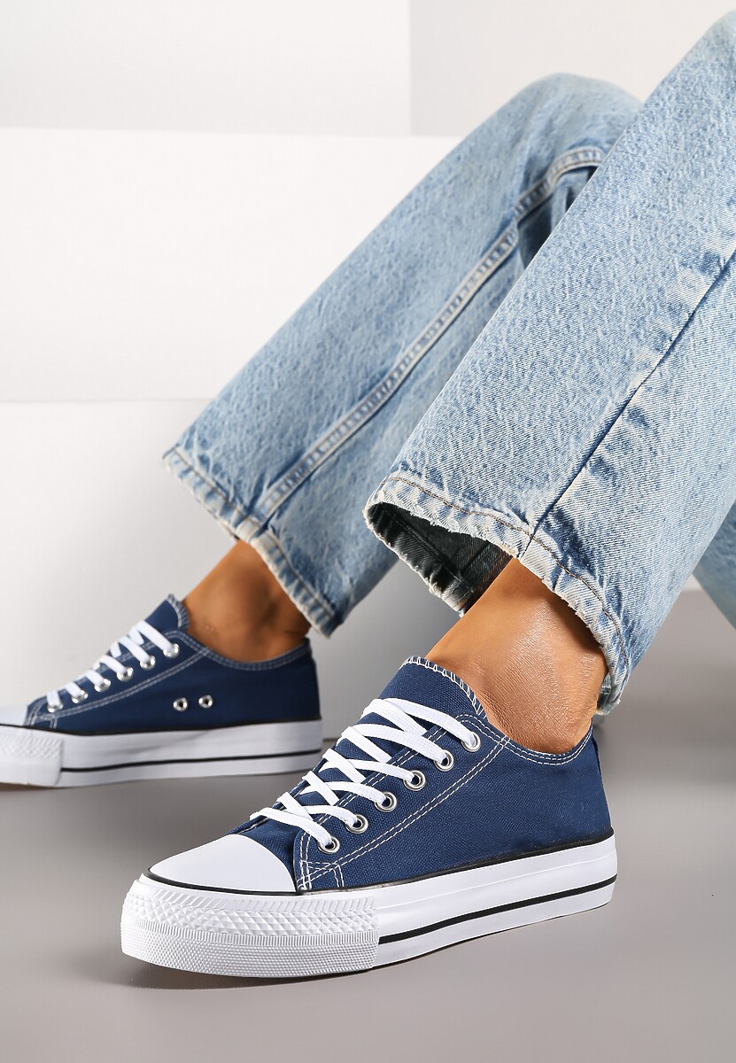 Białe Klasyczne Trampki Przed Kostkę Xarosa