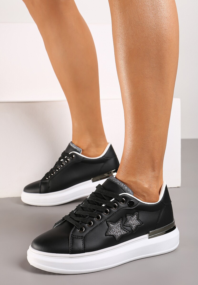 Czarne Sneakersy na Płaskiej Podeszwie Ozdobione Metalicznymi Elementami i Wstawkami Kalelia