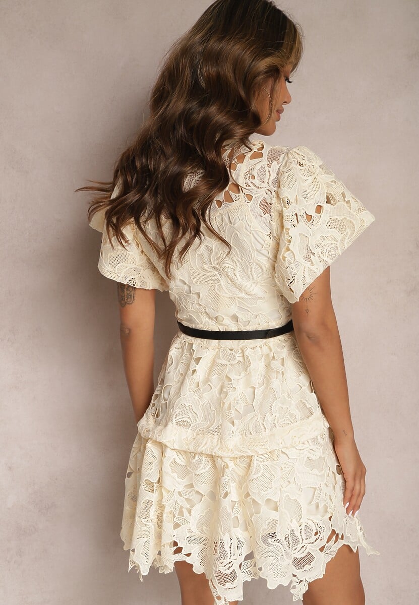 Jasnobeżowa Koszulowa Sukienka Midi z Ażurową Koronką i Paskiem Silira