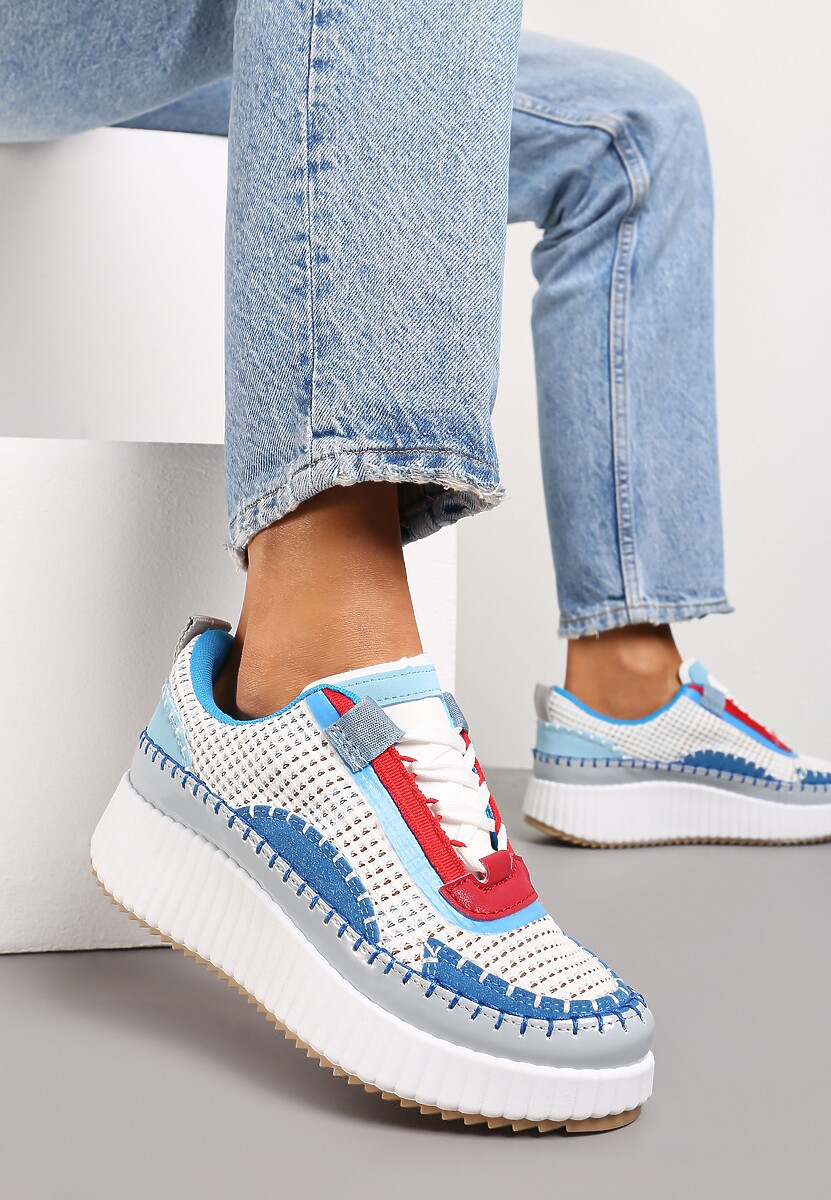 Biało-Niebieskie Sneakersy na Platformie Ozdobione Nitami i Patchworkowymi Wstawkami Jeneria