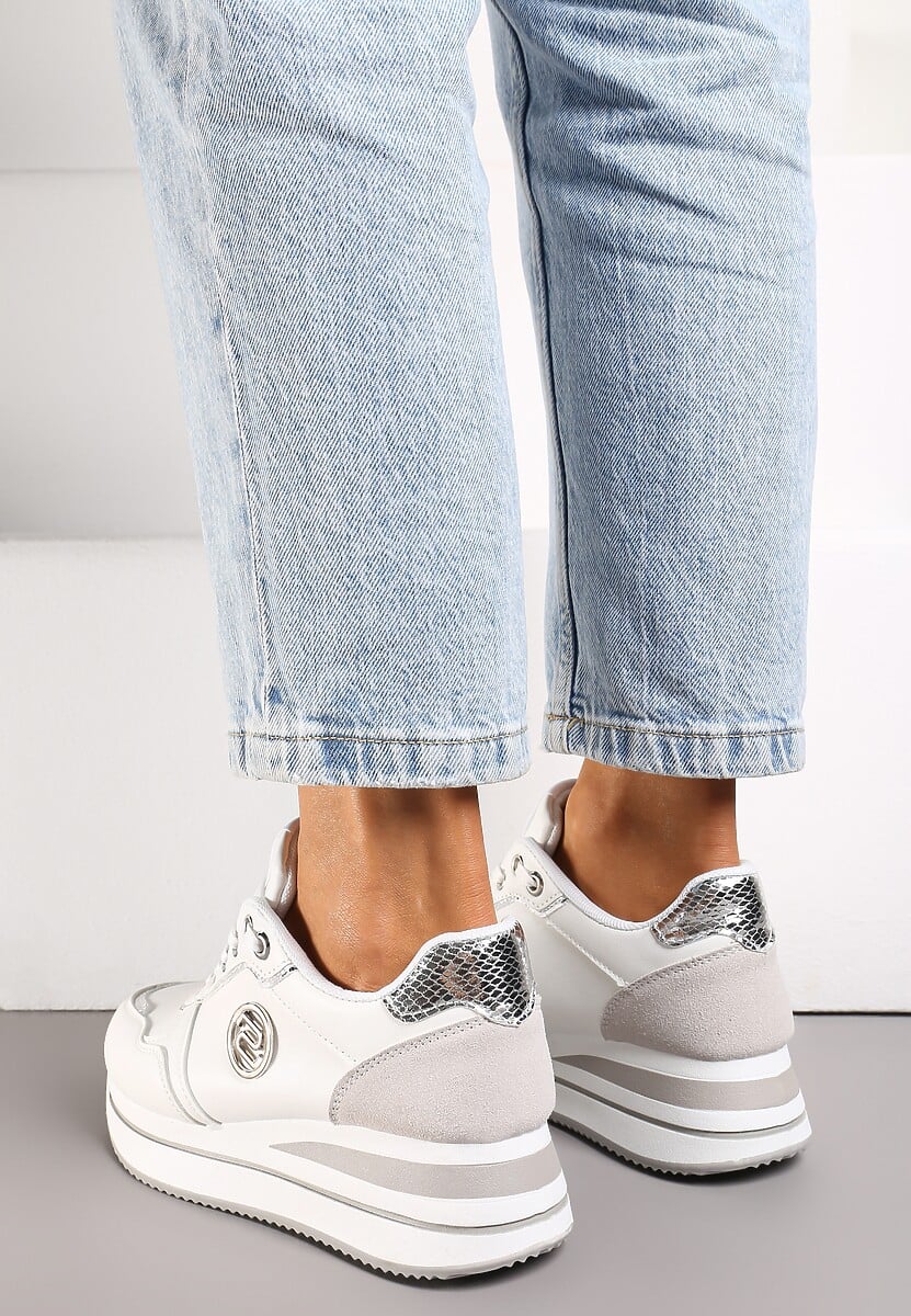 Biało-Srebrne Sneakersy z Okrągłą Naszywką i Platformą Viliera