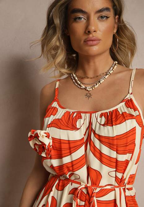 Pomarańczowa Rozkloszowana Sukienka z Wiskozy na Ramiączkach Zdobiona Broszką Maralana