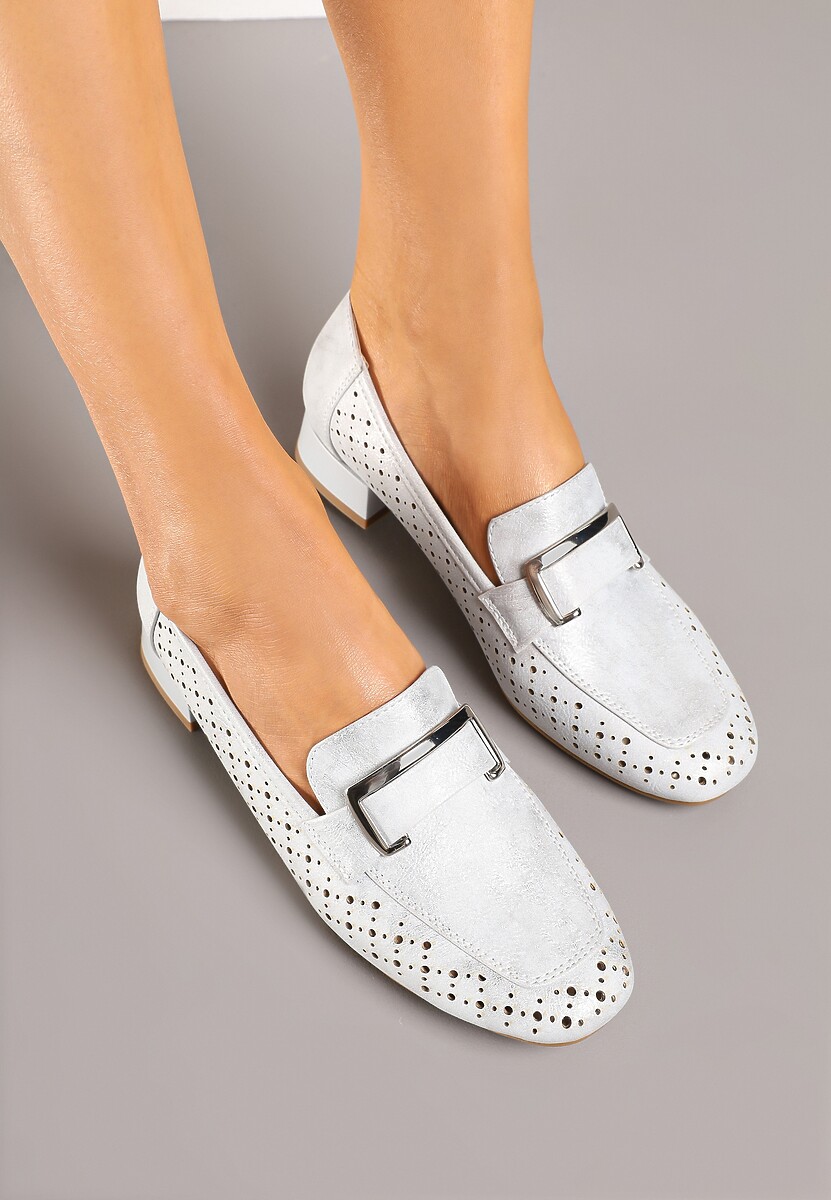 Srebrne Mokasyny na Słupku z Ażurowymi Zdobieniami Skórzaną Wkładką i Aplikacją Iffona