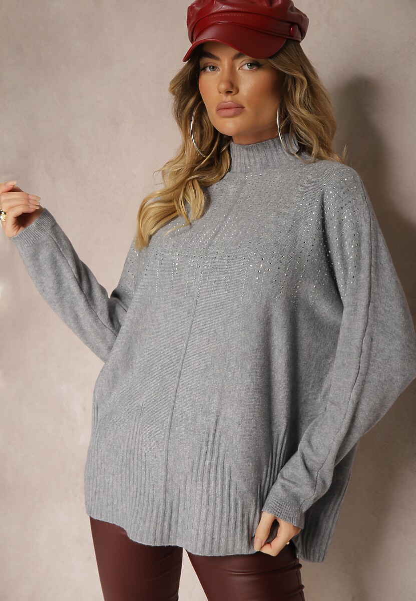 Ciemnobeżowy Golf o Kroju Oversize z Eleganckim Cyrkoniowym Zdobieniem przy Dekolcie Melirra