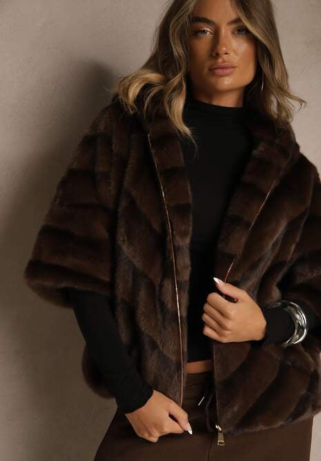 Brązowa Kurtka Futrzana o Kroju Oversize z Kapturem i Rękawami 3/4 Titene